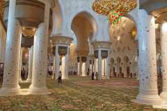 Abu Dhabi hat die drittgröße Moschee der Welt, die Schaich-Zayid-Moschee. Sie bietet Platz für 40 000 Gläubige